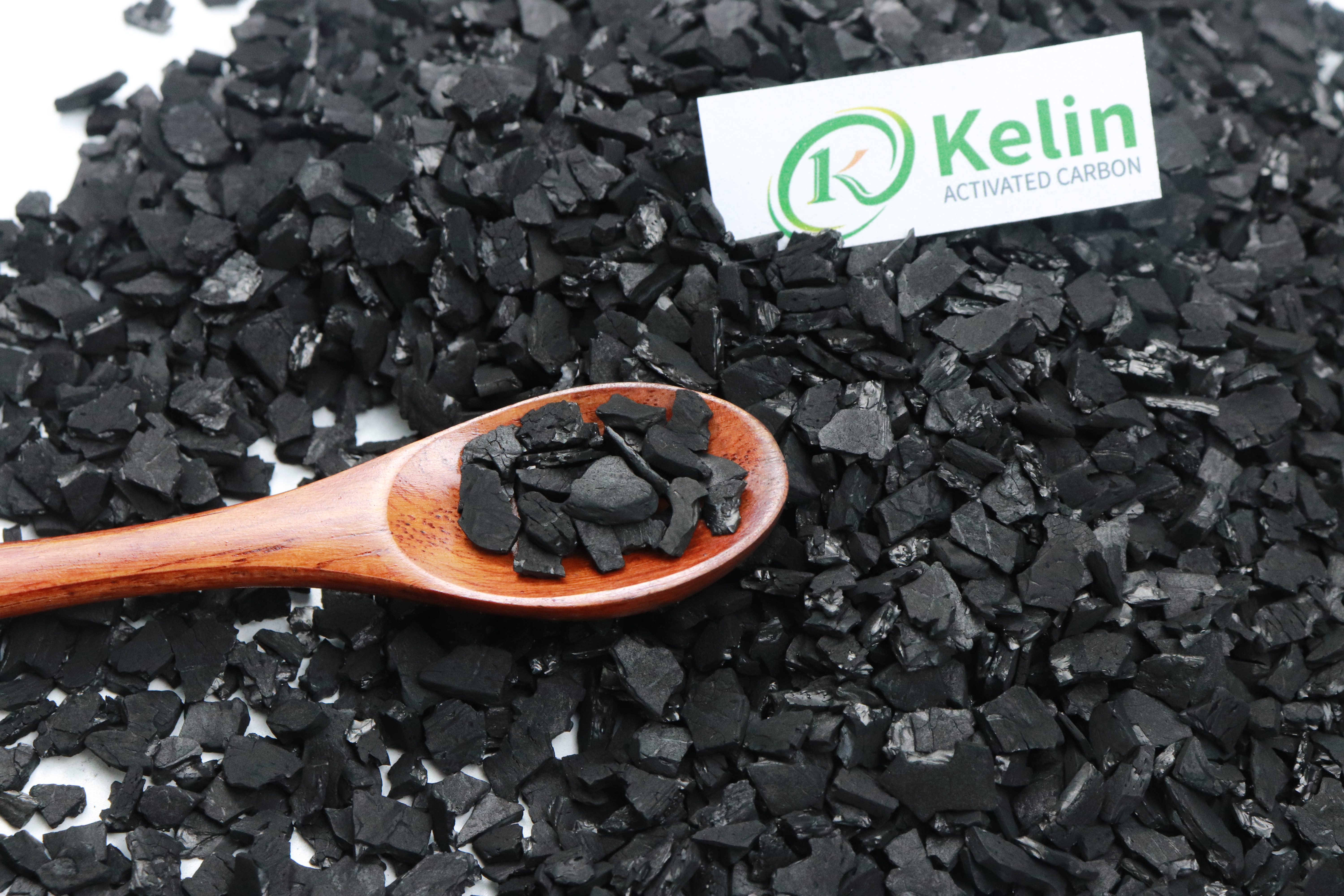 How effective is coconut shell activated carbon at removing residual chlorine, odors, and pigments?